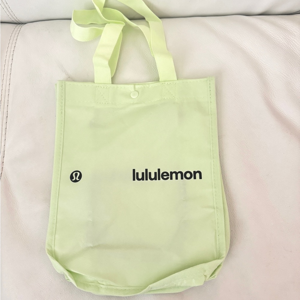 2 Lululemon reusable shoppers in green color